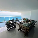 Amplia casa con piscina a 40 mts de playa en Castillo Grande